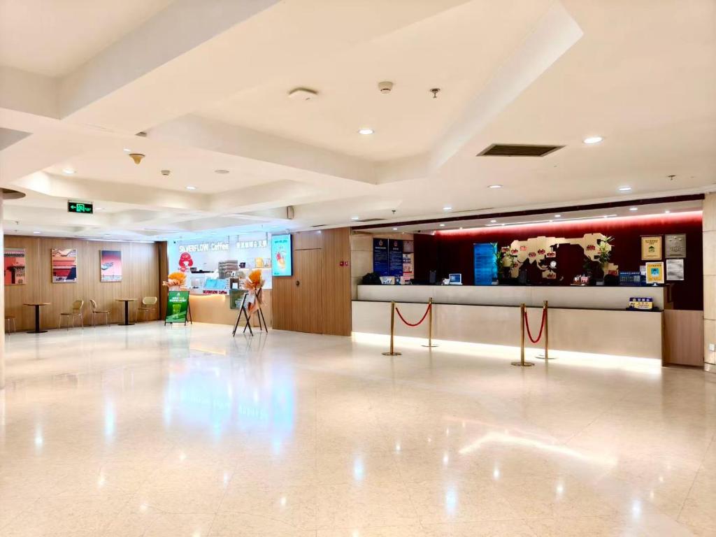 فضای داخلی Golden Inns Beijing South Railway金泰之家北京南站店 در پکن - تصویر ۳