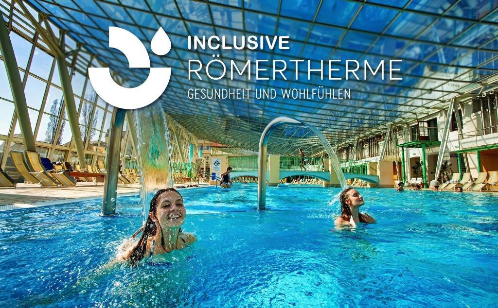 Bazen u ili blizu objekta Das Gutenbrunn Thermen & Sporthotel small retreat