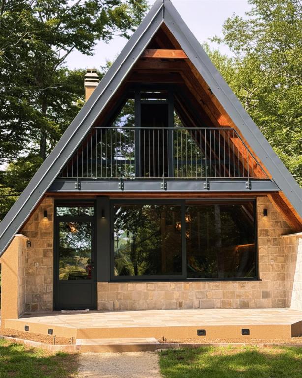 ein Haus mit Mansarddach und Balkon in der Unterkunft Chalet SOFI in Šavnik