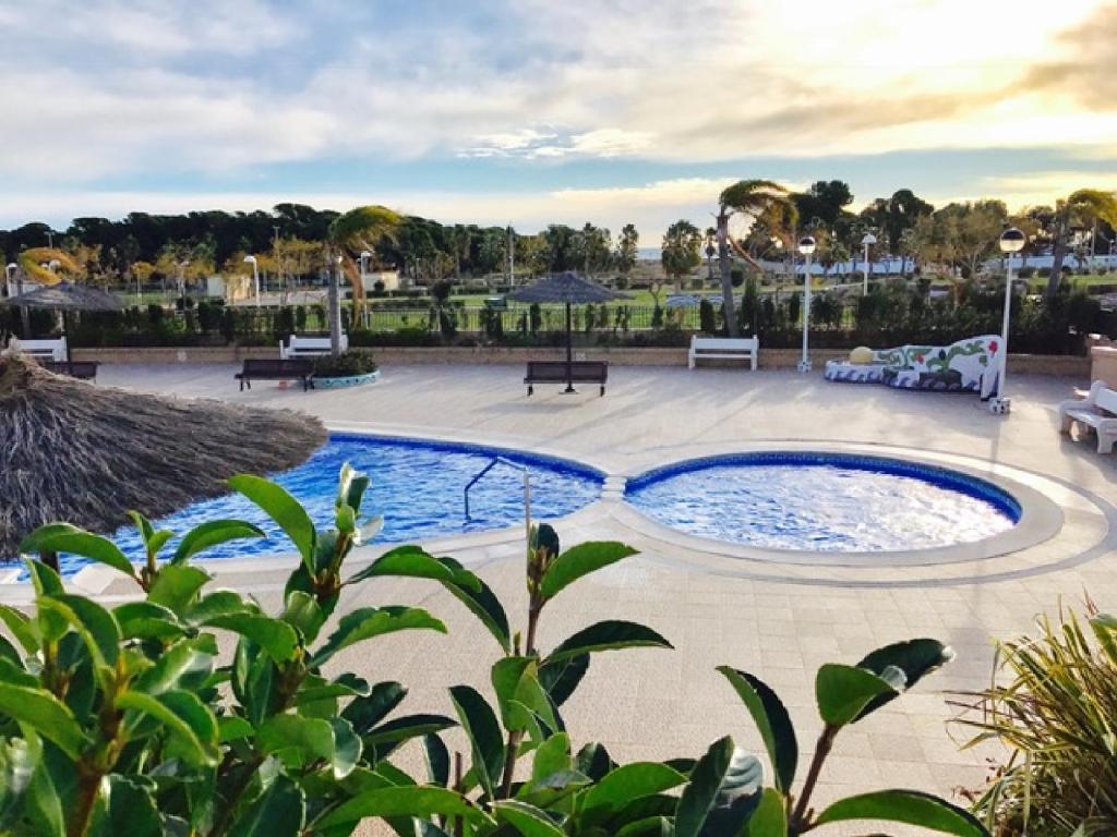 オロペサ・デル・マールにあるApartamento Caribe Playaの中庭の中央にある大きなスイミングプール