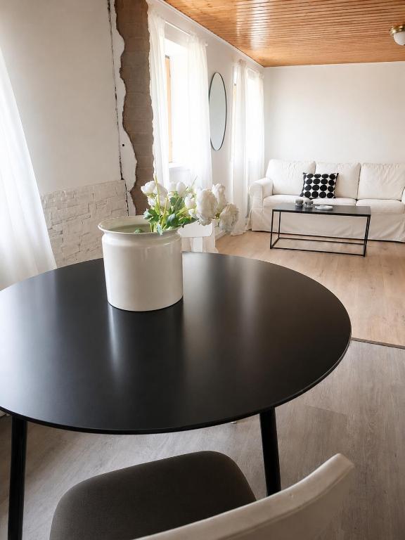 a black table and chairs in a living room at Villa Ralli in Jämsä