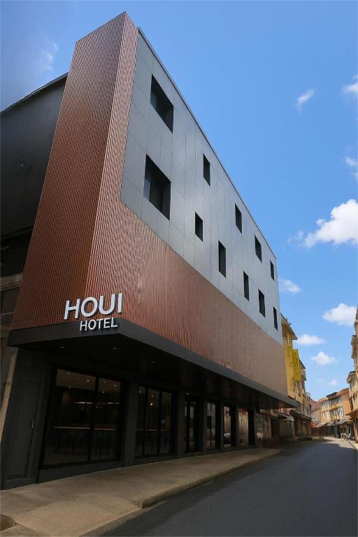 a building with a hilton hotel on the side of it at Houi Hotel in Jodoh