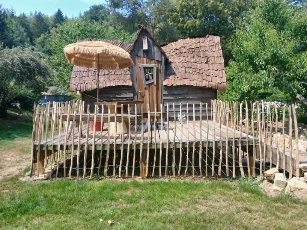 a small log house with a roof at La cabane de Moïra in Xertigny
