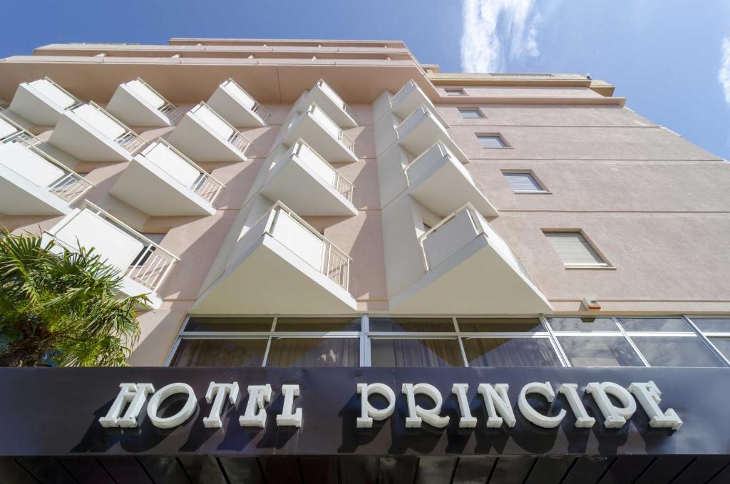 um sinal principal do hotel em frente a um edifício em Hotel Principe em Alba Adriatica