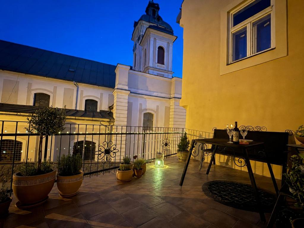 a building with a clock tower in the background at Apartmán siedmy div in Banská Štiavnica