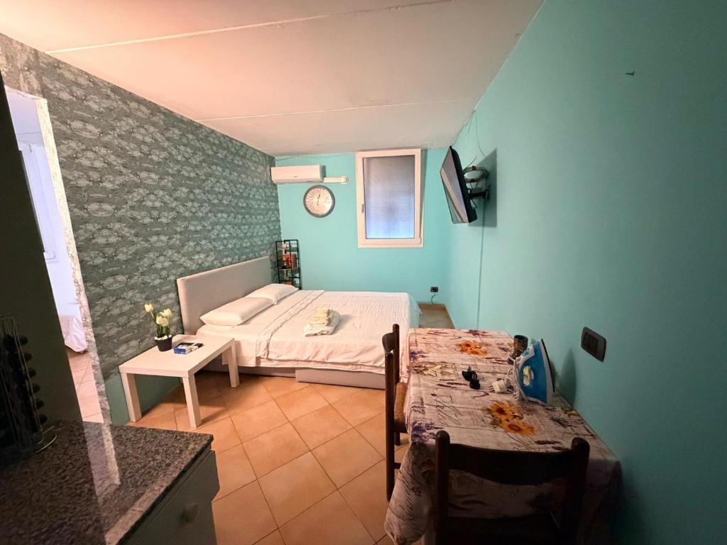 ein kleines Zimmer mit einem Bett und einem Tisch in der Unterkunft Arcore Relax Suite in Arcore