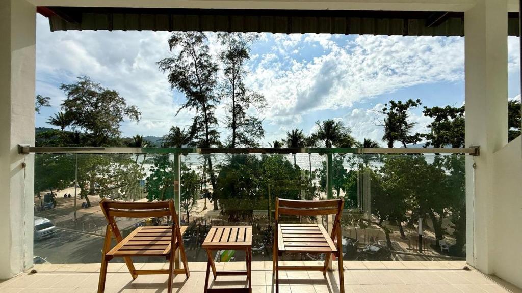Time Out Beachfront Suites در پوکت