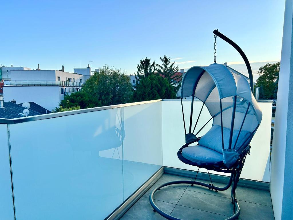 Modern Luxury Apartment with Balcony & Free Parking