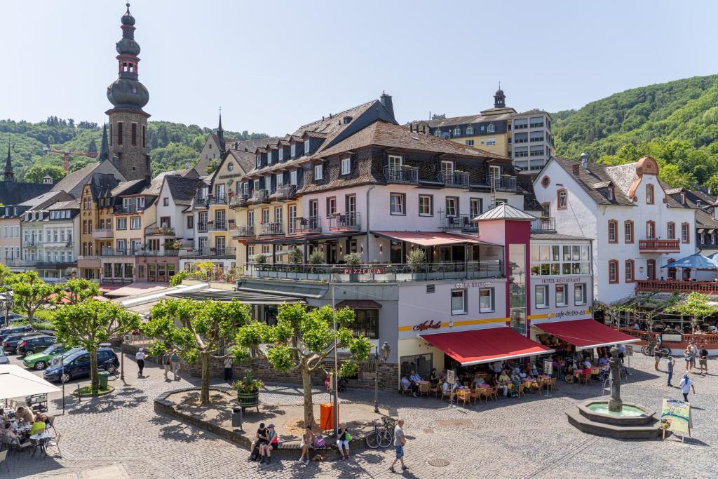 eine Luftaufnahme einer Stadt mit Gebäuden in der Unterkunft Hotel La Baia in Cochem