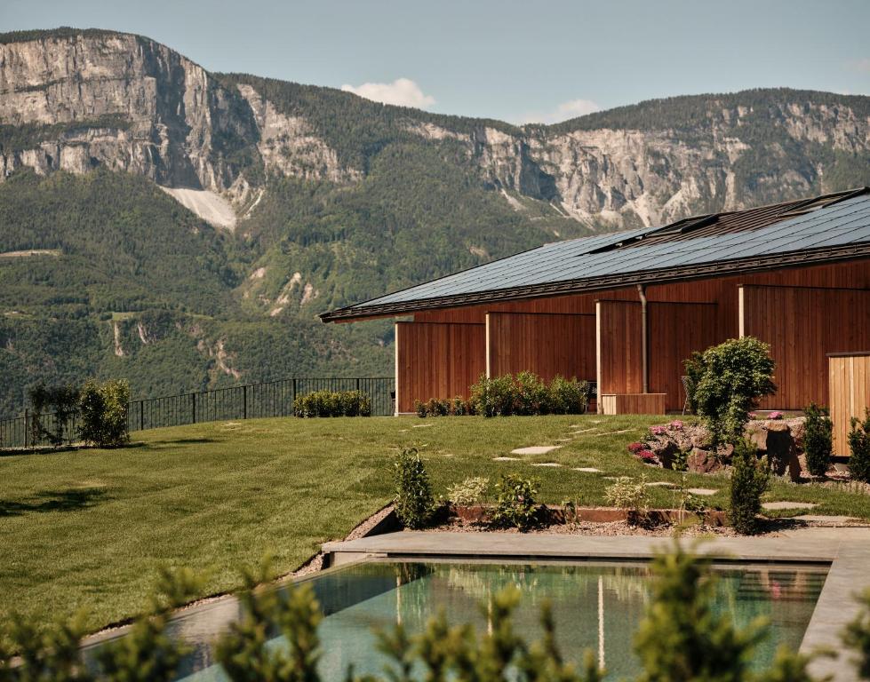 a barn with a mountain in the background at Anima-Suites adults only in Terlano