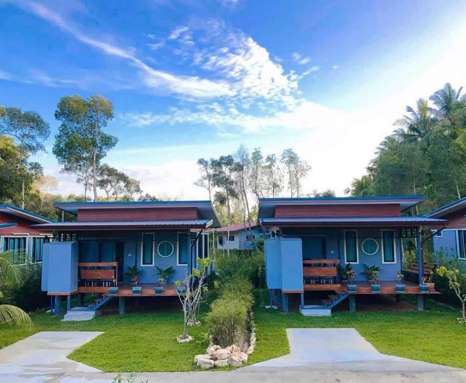 a row of blue houses in a yard at C S phangan Villa in Ban Madua Wan