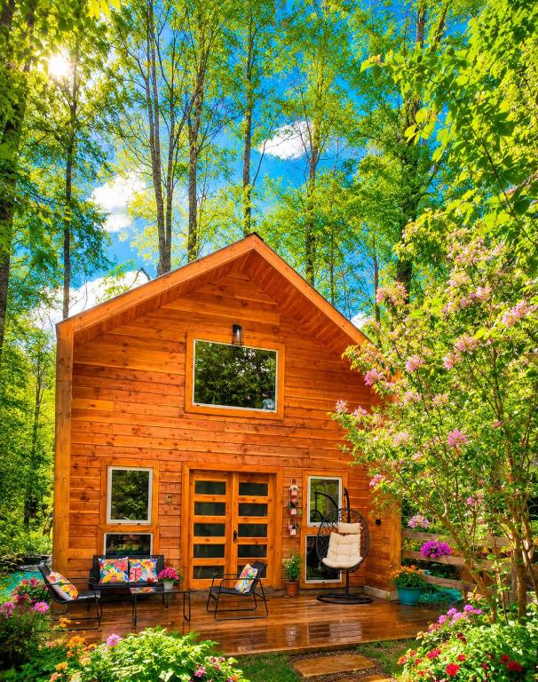 a small wooden cabin in the middle of a forest at Casa de las Flores in Panguipulli