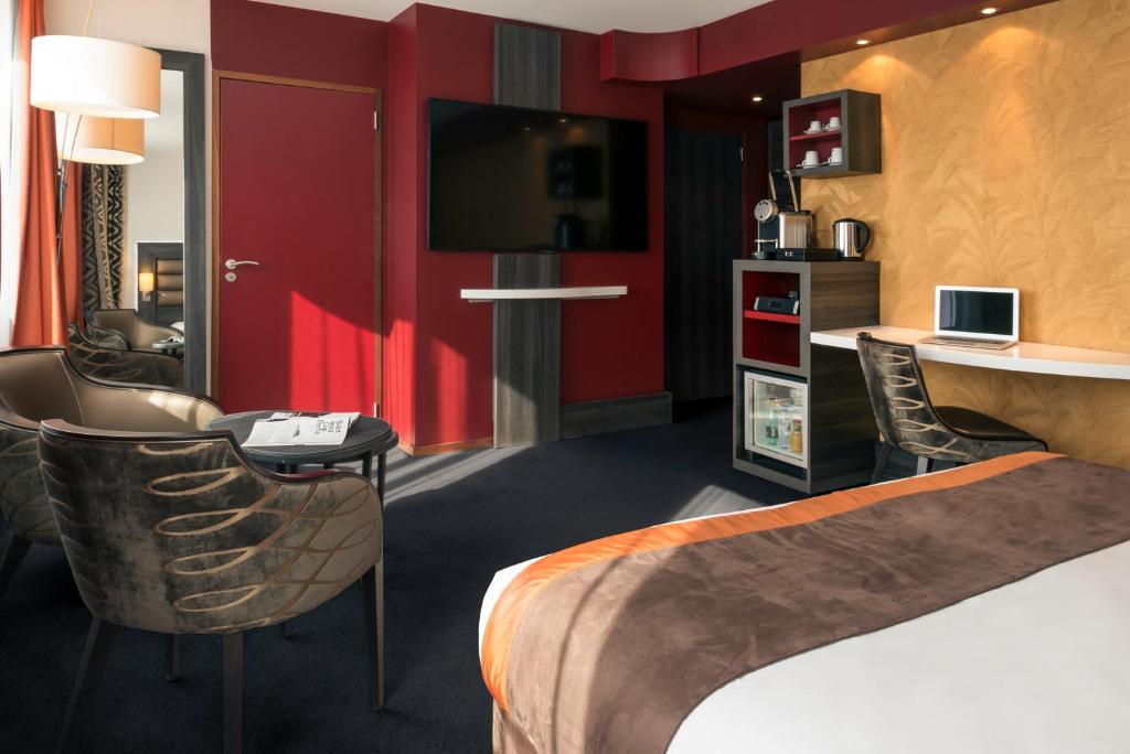 une chambre d'hôtel avec un lit et une télévision dans l'établissement Mercure Lyon Centre - Gare Part Dieu, à Lyon