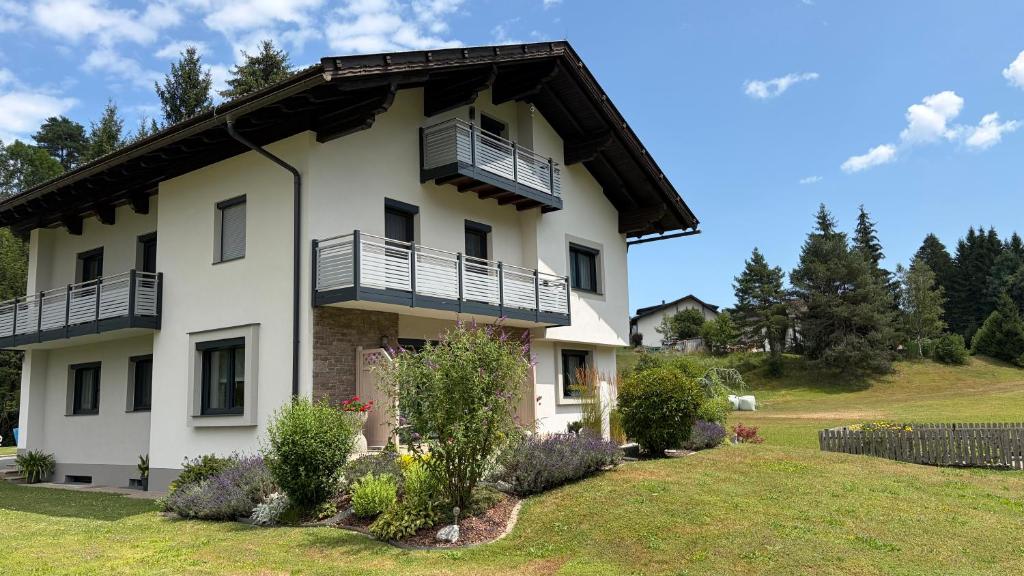 a white house with balconies and a yard at Ferienwohnungen Tillian in Hermagor