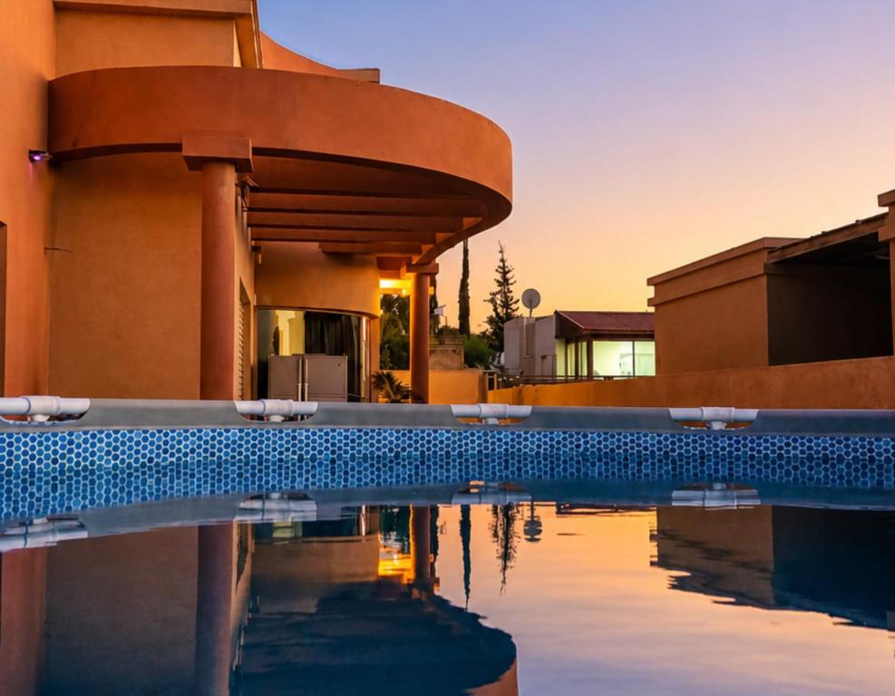 ein Swimmingpool vor einem Haus in der Unterkunft וילת אתרוג - וילה וצימר מושלמים עם בריכה באשלים in Ashalim