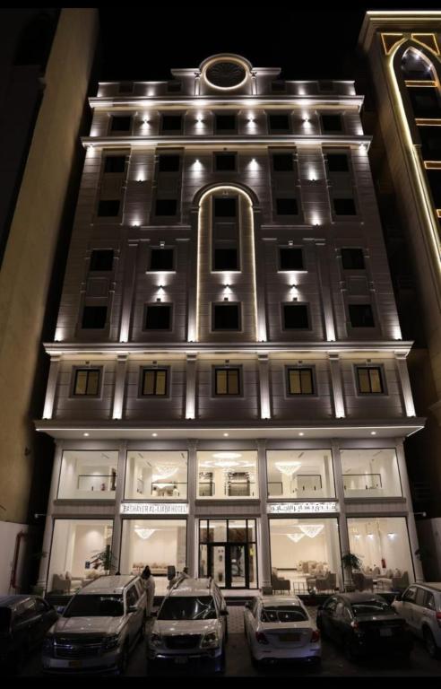 a building with cars parked in front of it at night at فندق بشاير الإجابة Bashaier Al EJaba Hotel in Mecca