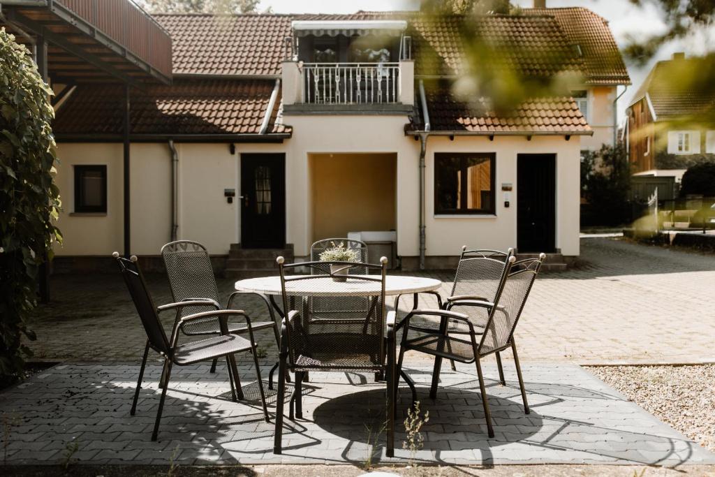 a table and chairs in front of a house at KleineAuszeit in Blankenburg