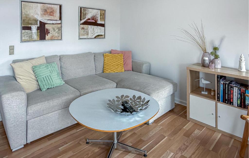 a living room with a couch and a table at Fanø Bad, Lejl 56 in Fanø