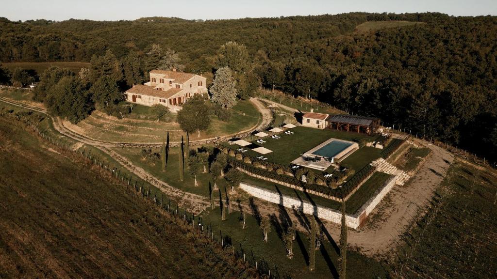 an aerial view of a large house with a swimming pool at Il Giuncheto in Trequanda