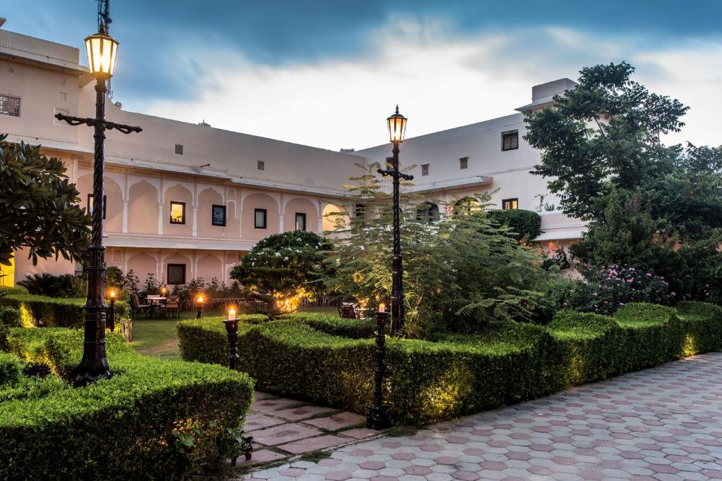 un edificio con un patio con arbustos y luces en Royal Heritage Haveli, en Jaipur