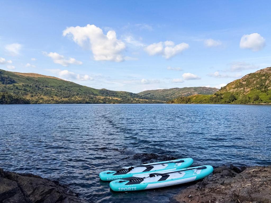 a group of kayaks sitting on the shore of a lake at Wordsworth Cottage in Tirril