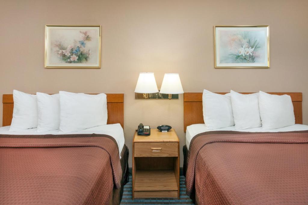 Days Inn by Wyndham Charleston photo