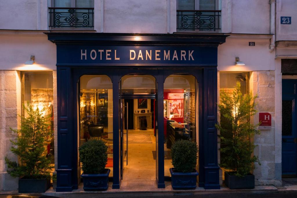 un signe dancemark à l'avant d'un bâtiment dans l'établissement Hotel Danemark, à Paris