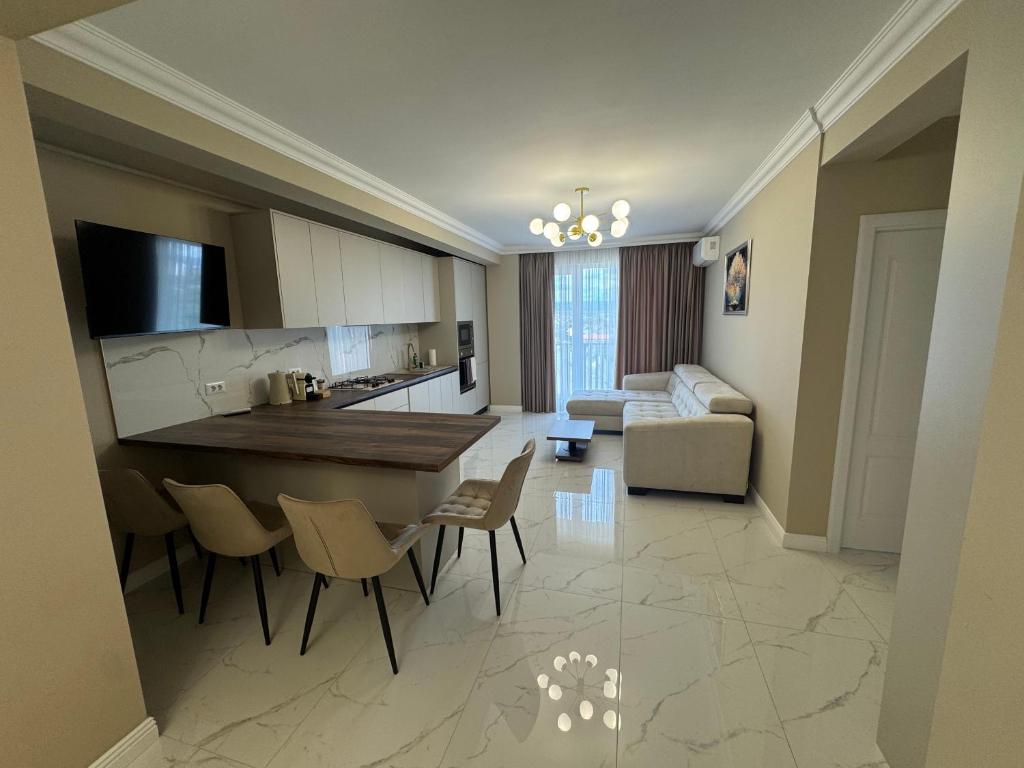a kitchen and living room with a table and chairs at Geo rental properties in Rădăuţi