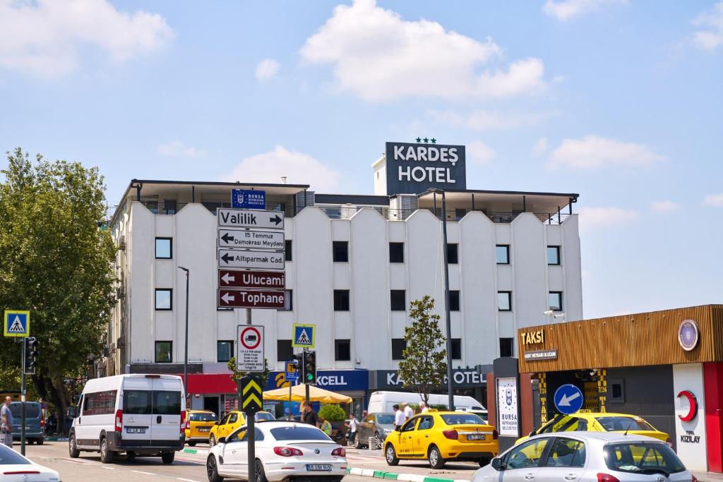ein großes weißes Gebäude mit einem Schild darauf in der Unterkunft Kardes Hotel in Bursa