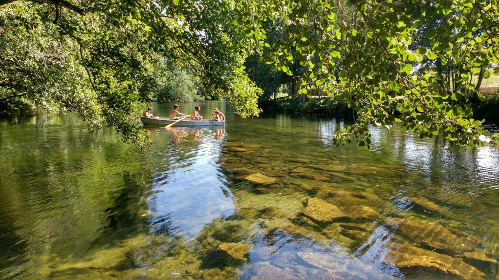 a group of people in a boat on a river at Quinta da Coutada - AgroTurismo in Arcos de Valdevez