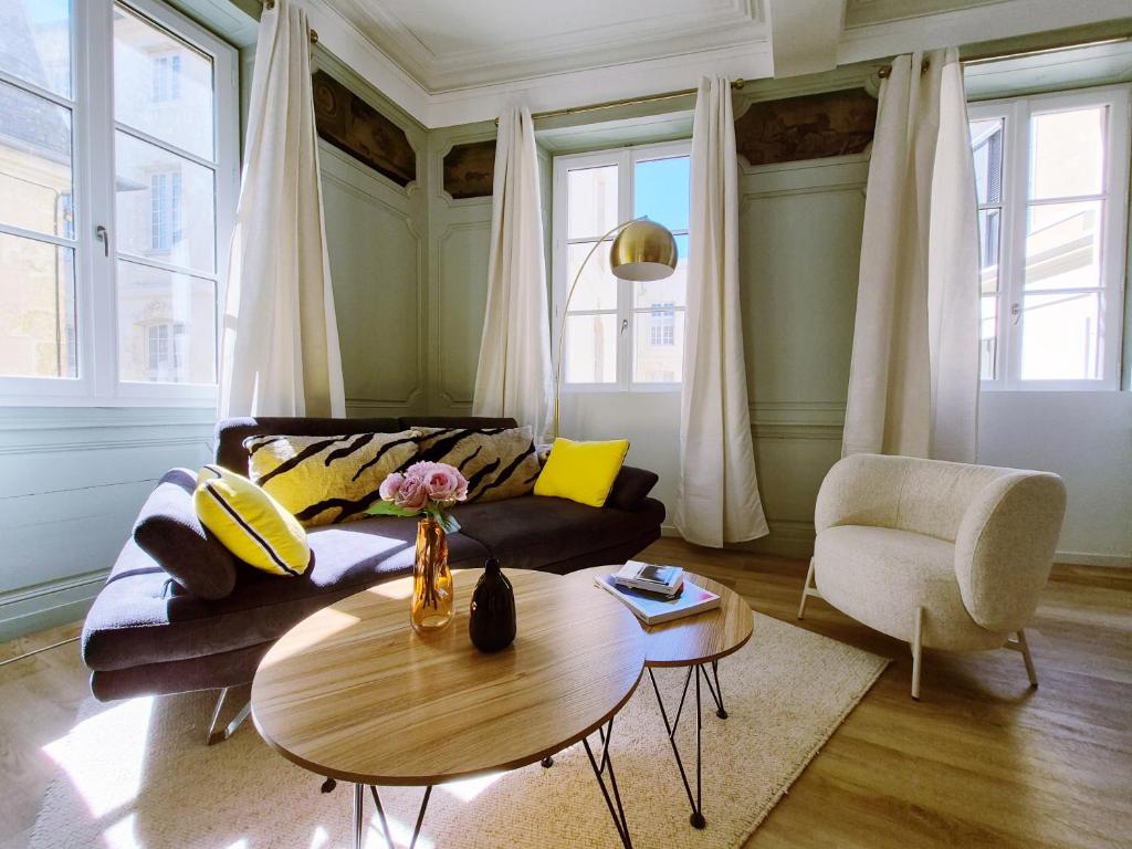 a living room with a couch and a table at Le 17eme - Centre Historique in Auch