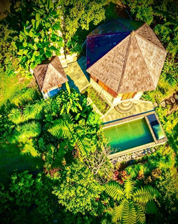 Piscina a Faraway Mount Batukaru o a prop