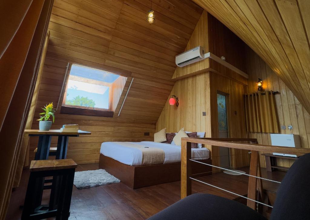 a bedroom with a bed and a window in a room at Lava Ella in Ella