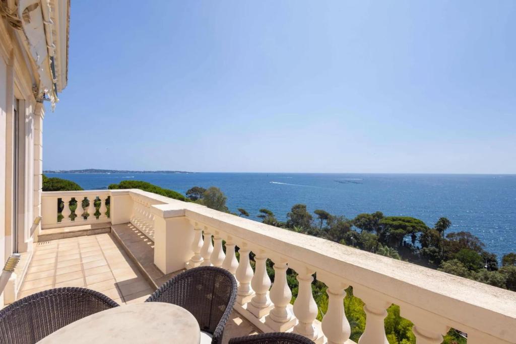 REF 2087 - Cannes - 3-bedrooms apartment with sea view for rent
