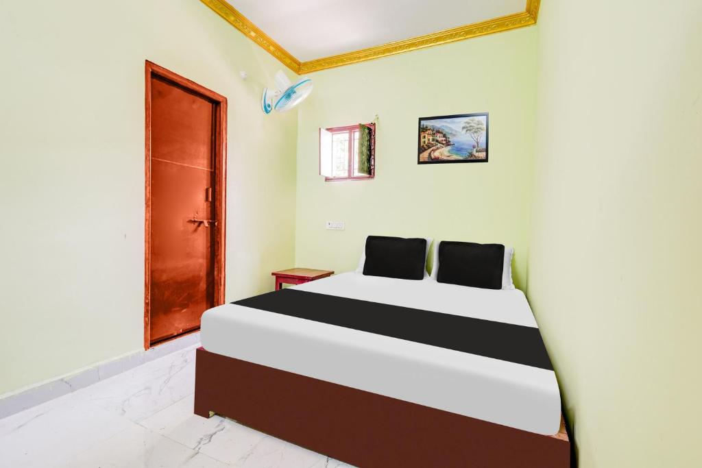 a bedroom with a bed in a room at Hotel O V Guest In in Guntūr