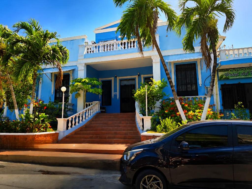 a car parked in front of a blue house at Renta Mar in Barranquilla