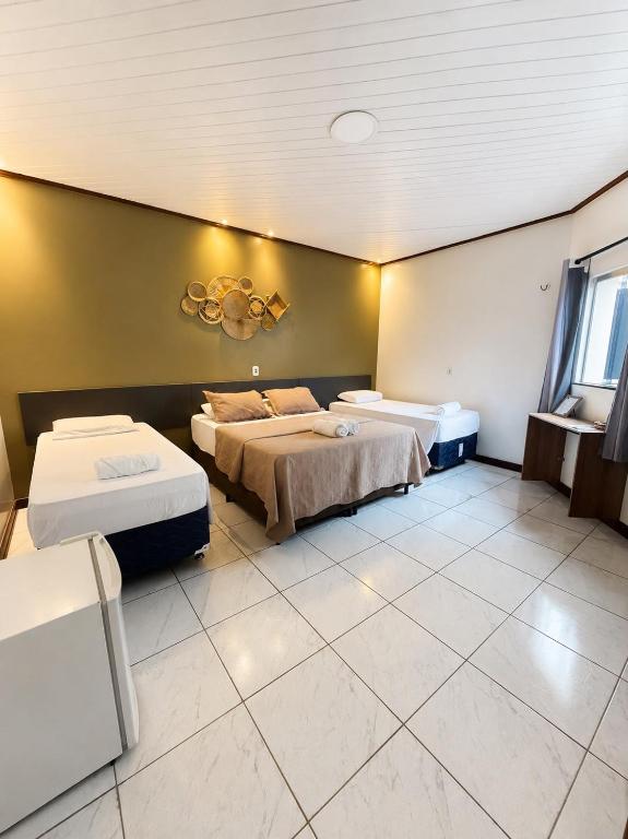 a hotel room with two beds at Pousada Alter Villa Suítes in Alter do Chao