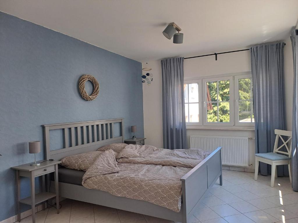 a bedroom with a bed and a blue wall at Ferienwohnung Johanns Hof in Fürth