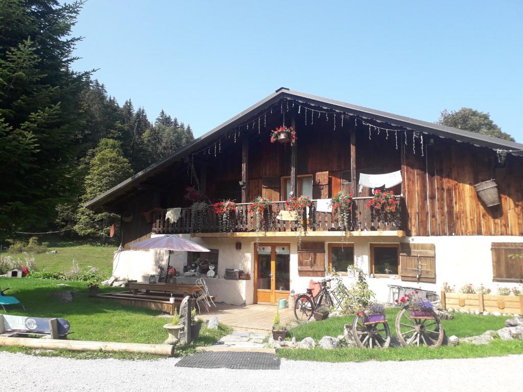 a house with a balcony with flowers on it at chambre pour 2 à 4 personnes ,balcon in Mont-Saxonnex