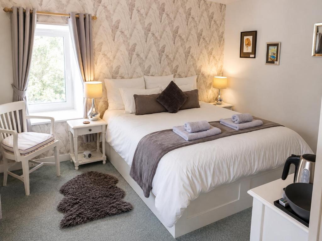 a bedroom with a bed with two towels on it at C'est la vie in Saint-Malo des 3 Fontaines