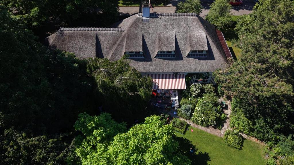 an overhead view of a house with a roof at Bed and Breakfast De Haen - Privé-appartementen van 43 of 60 m2 met tweepersoons bubbelbad - Finse sauna - in westvleugel van luxe villa in Oss