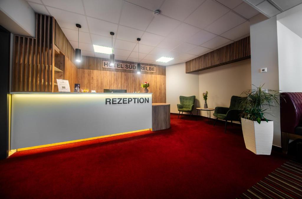 ein Büro mit Empfangstresen und rotem Teppich in der Unterkunft Hotel Süderelbe in Hamburg