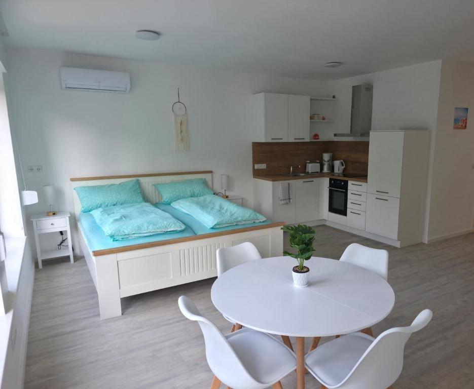 a room with a bed and a table and chairs at RheinStay Bingen in Bingen am Rhein