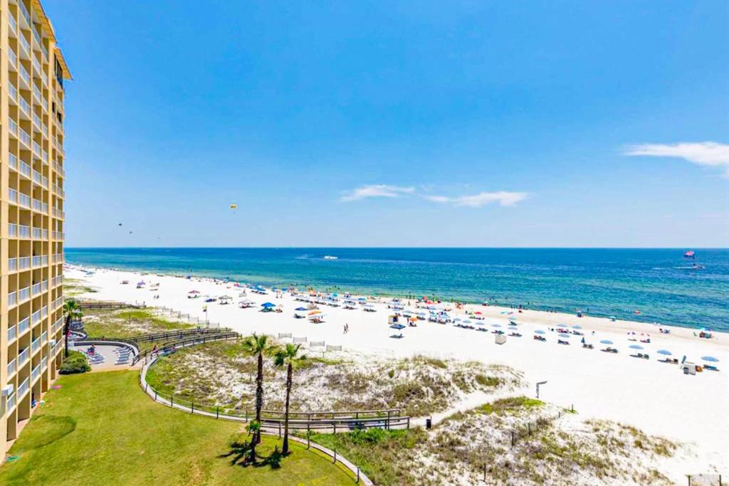 Gulf-Front 5th-Floor Condo with Balcony Shared Pool Hot Tub Beach Views Gym