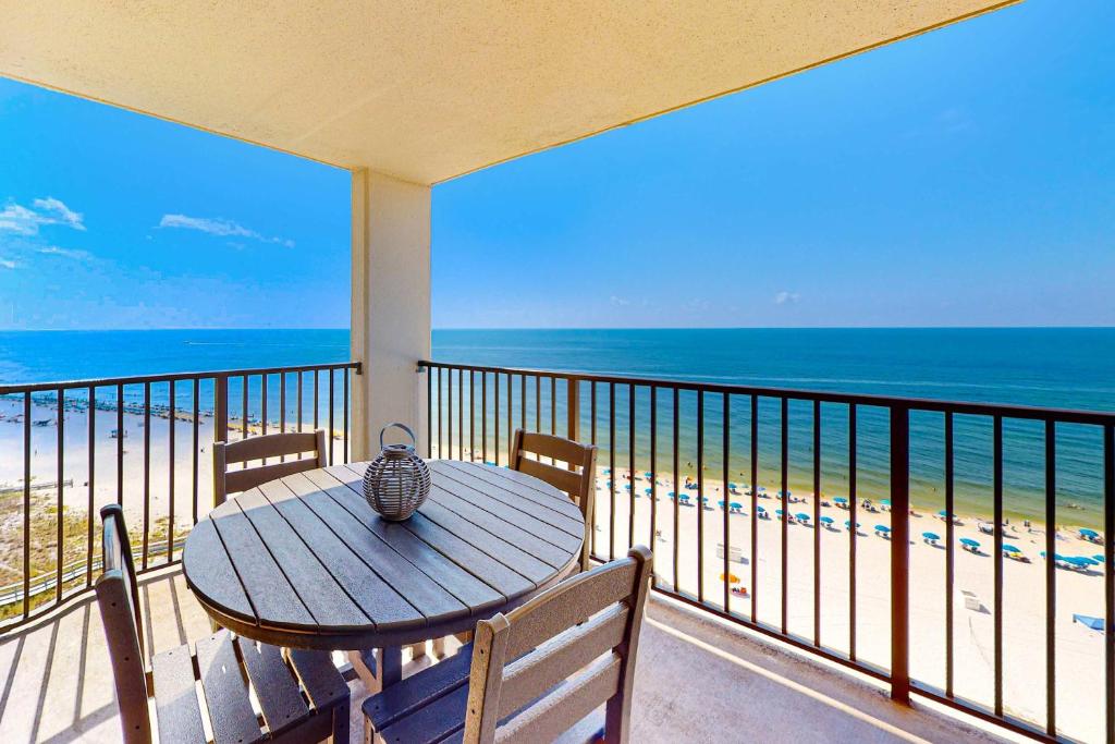 Beachfront condo with Gulf view balcony pools hot tub & gym, Gulf Shores & Orange Beach, AL