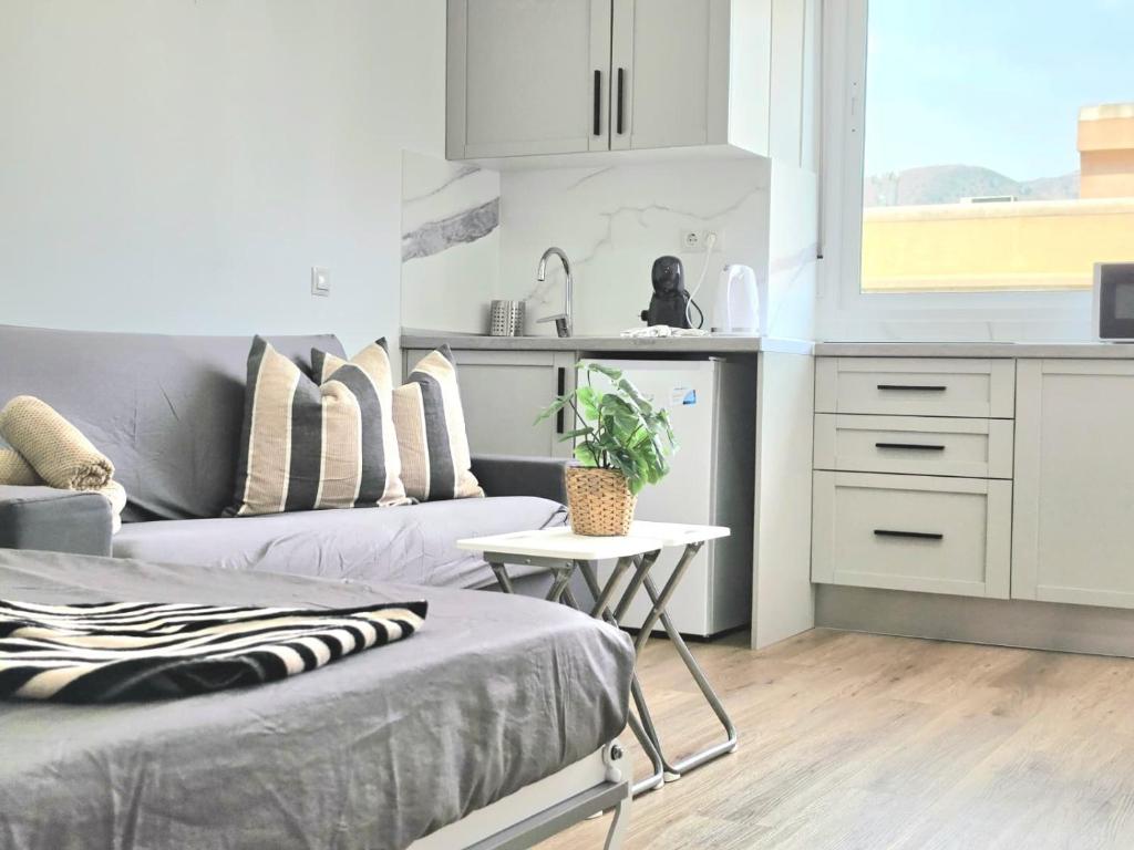 CENT7 - Central Studio with Seasonal Pool, AC and Lift - Torremolinos
