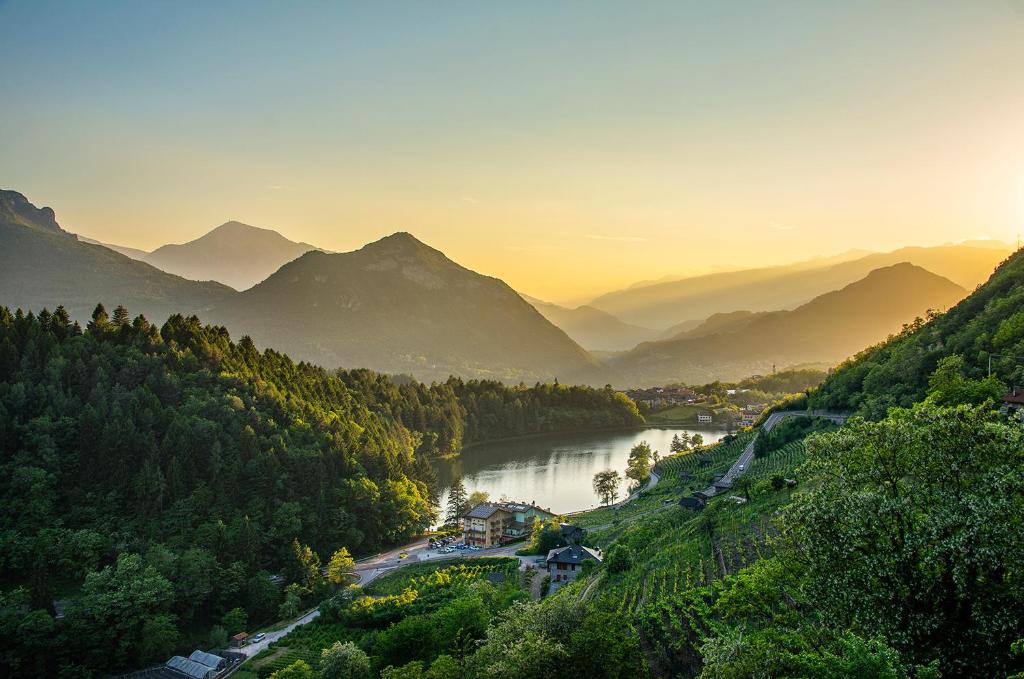 una vista aérea de un río y un valle con montañas en Residence Hotel Miralago, en Pergine Valsugana