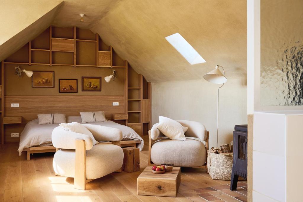 a bedroom with a bed and a chair in a room at De Volle Maan - Lentehuis in Sint-Lievens-Houtem
