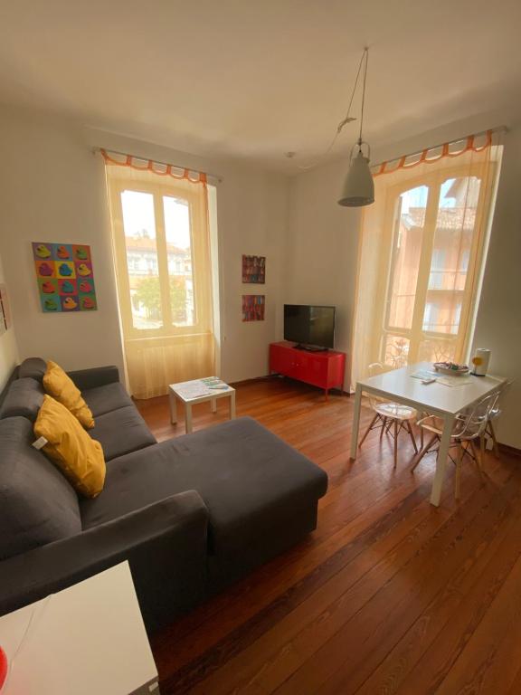 a living room with a couch and a table at Appartamento Pop Art in Centro in Biella