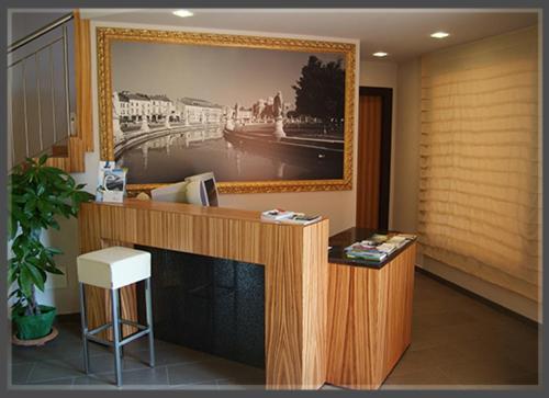 uma recepção num quarto com uma fotografia na parede em Residence La Meridiana em Galzignano